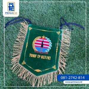Kain vandel bordir logo custom dengan bahan kuat, bordir rapi, dan desain fleksibel untuk identitas visual tim drumband yang tampil profesional.